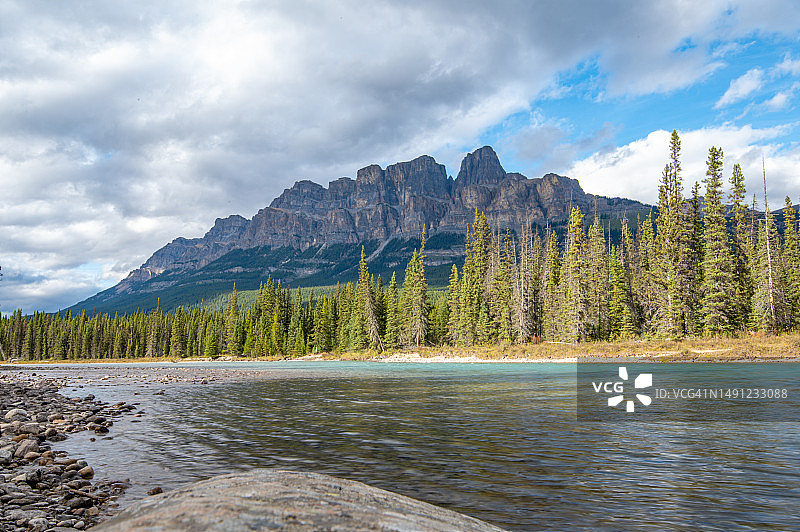 加拿大落基山脉班夫国家公园的城堡山与弓河图片素材