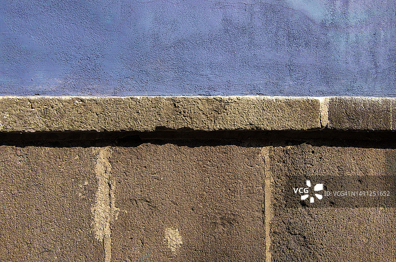 殖民建筑外墙，灰泥上部为淡蓝紫色，下部为石瓦图片素材