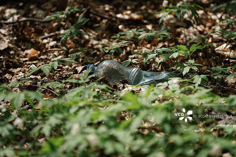 废弃的垃圾与生态问题图片素材