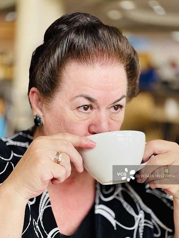 女士特写饮用卡布奇诺图片素材