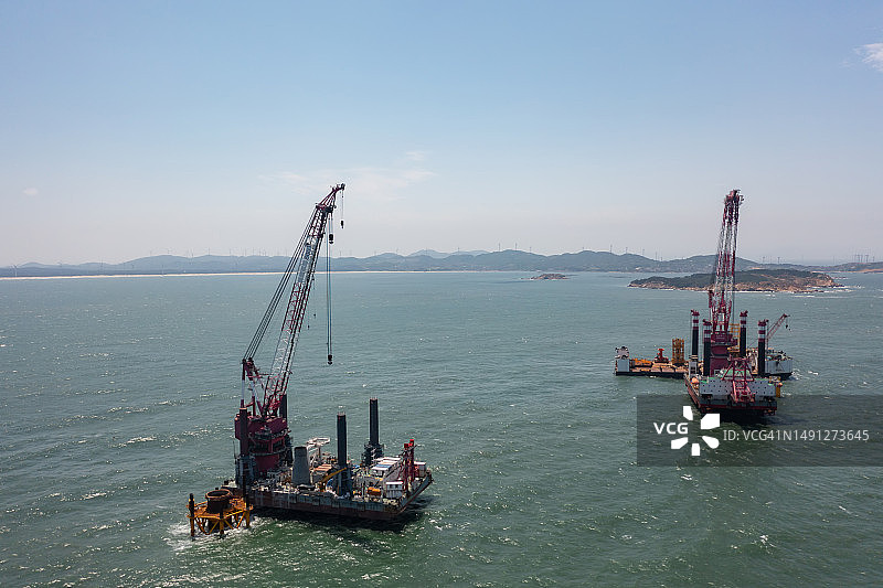 风力发电安装船和起重船图片素材