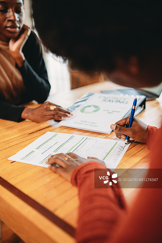 顾客在家签署新合同图片素材