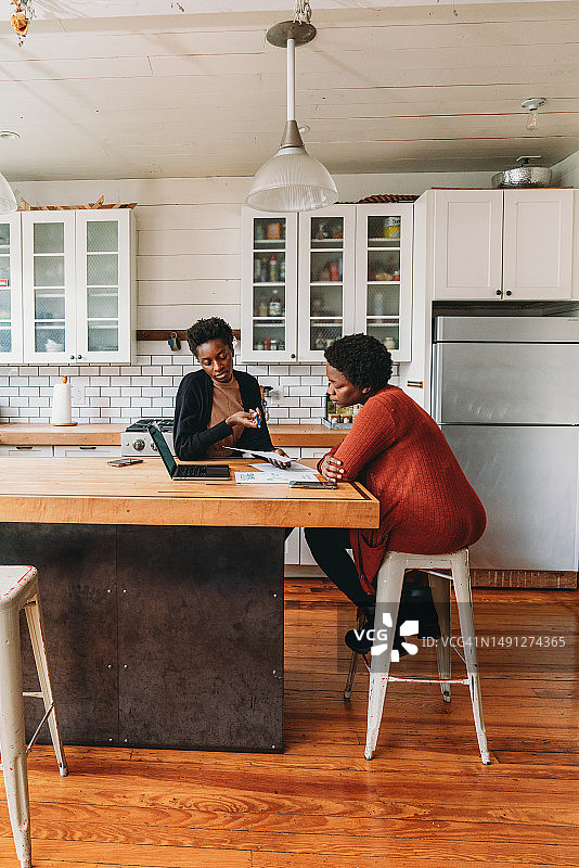 理财顾问在家中向客户讲解新策略图片素材