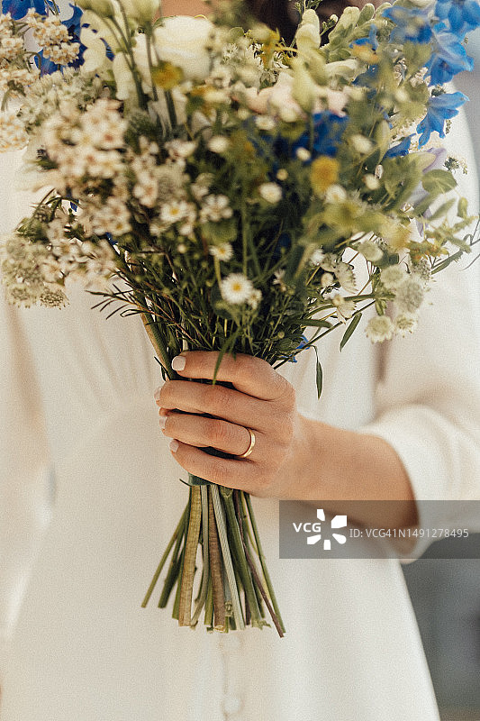 新娘手捧鲜花花束图片素材