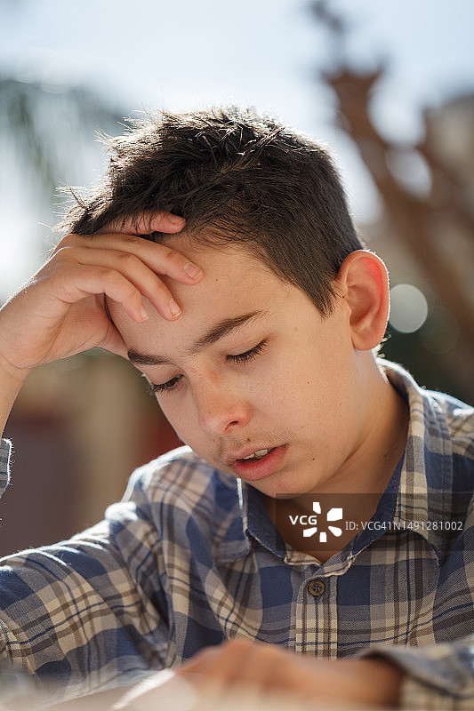 悲伤的青少年男孩图片素材