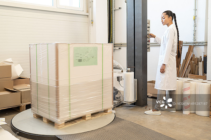 在配送服务仓库工作的亚洲女工人图片素材