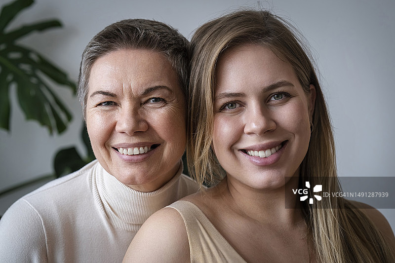 快乐的老年妇女和女儿在家图片素材