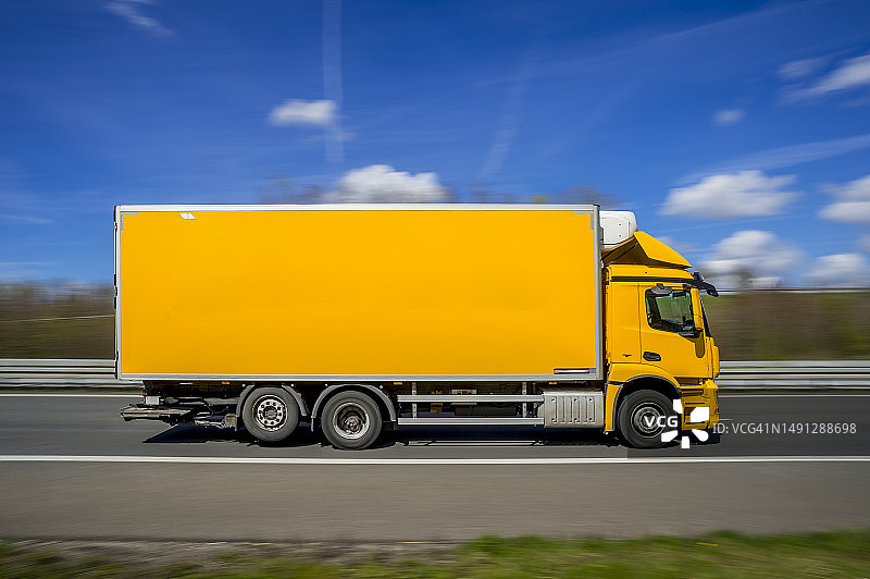 德国北莱茵-威斯特法伦州，沿A46行驶的黄色卡车图片素材