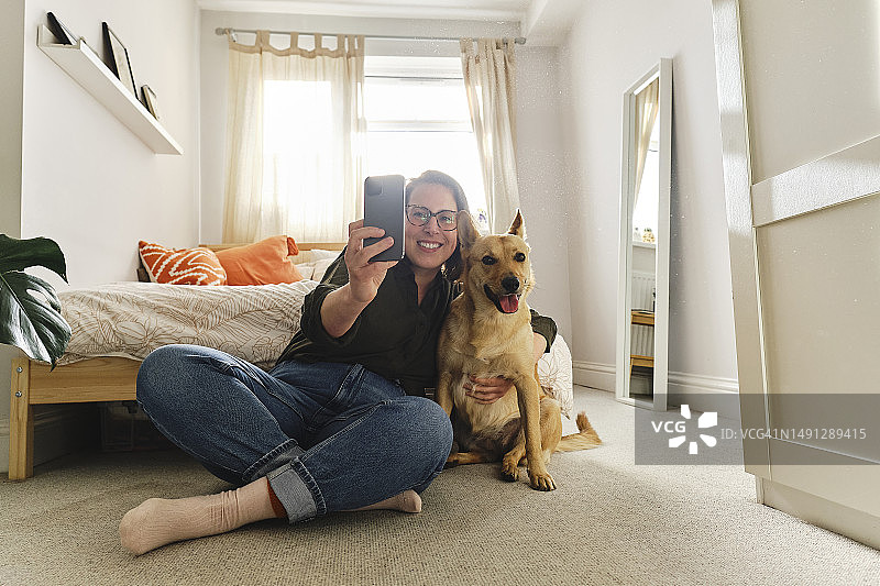 在家和狗狗自拍的女人图片素材