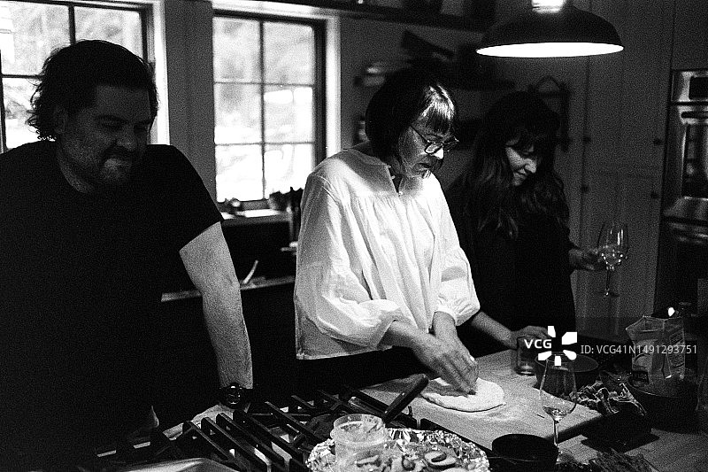 朋友们一起做披萨图片素材