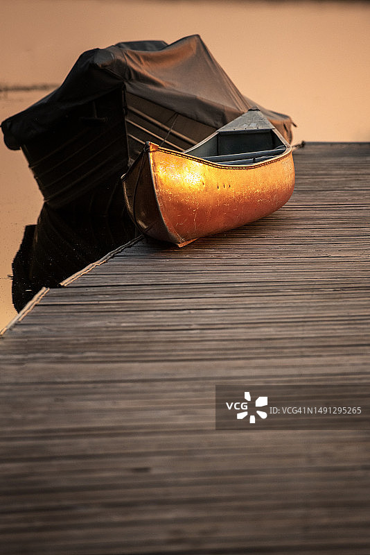 俄勒冈州南部洛基角上克拉马斯湖上游船只的金色曙光图片素材