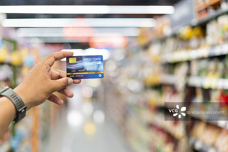在超市使用信用卡图片素材
