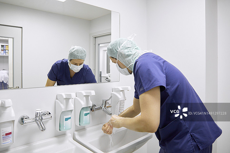 外科医生在医院手术前洗手图片素材