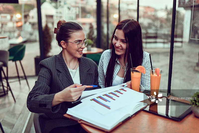 女商业顾问帮助女CEO进行图表分析图片素材