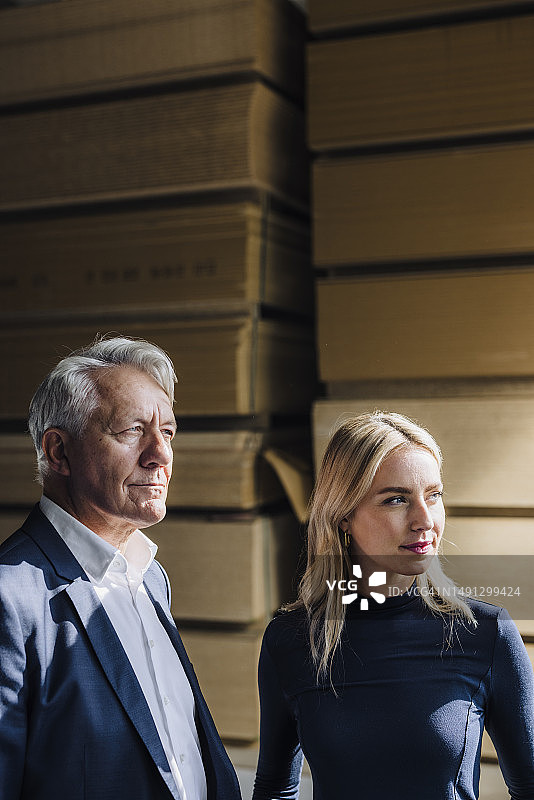 在工厂里一起思考的商业伙伴图片素材