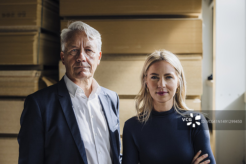 年长商人和同事在工厂的木材堆前图片素材