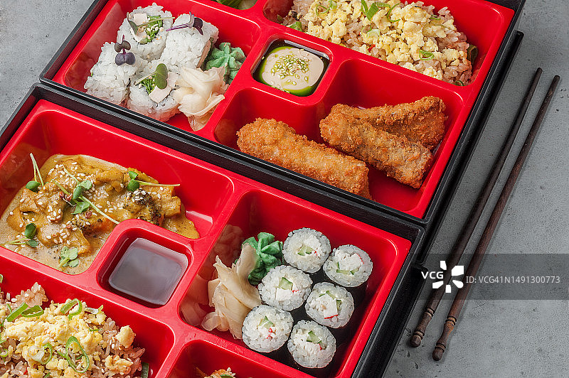 灰色背景上的日式便当盒特写图片素材