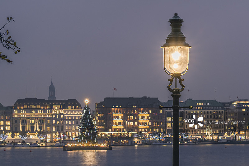 德国汉堡：阿尔斯特湖畔的圣诞树和路灯图片素材