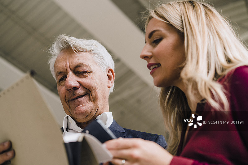 行业内审查文件的商业伙伴图片素材