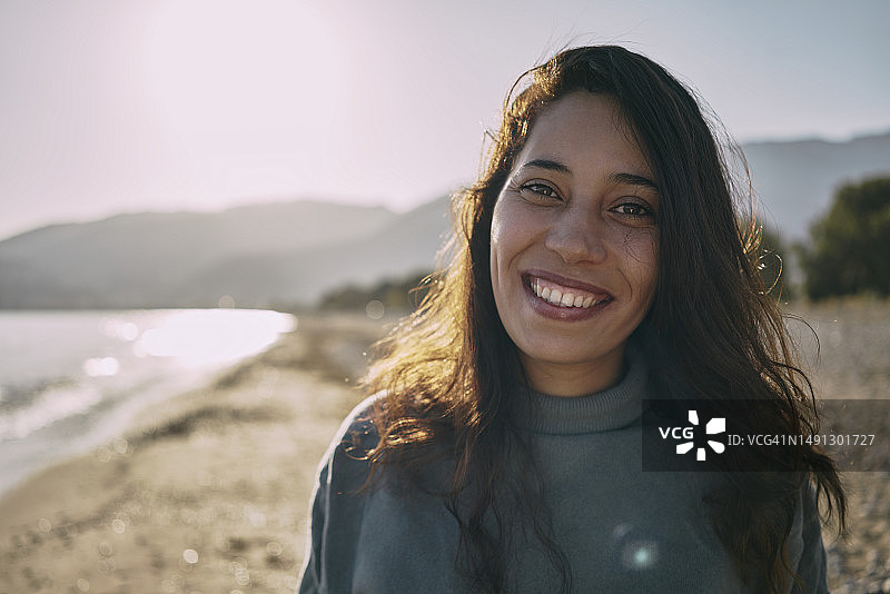 在海滩上拥有一头长发的快乐女人图片素材