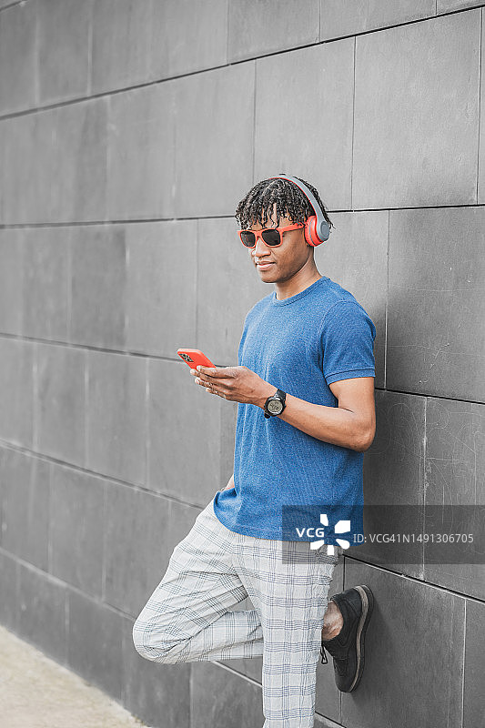 听音乐的厄瓜多尔英俊少年图片素材