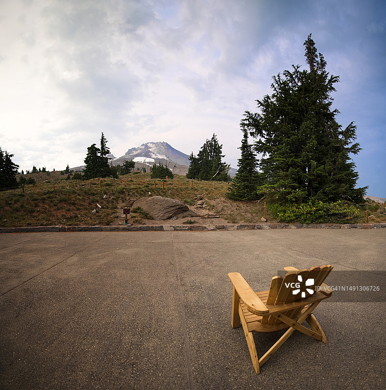 坐在木椅上眺望胡德山，俄勒冈州，美国图片素材