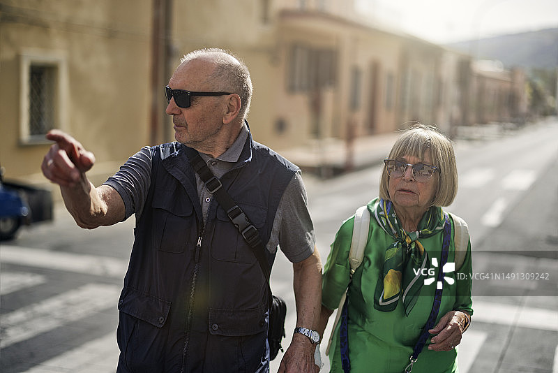 老年夫妇迷失在意大利特罗佩亚小镇图片素材
