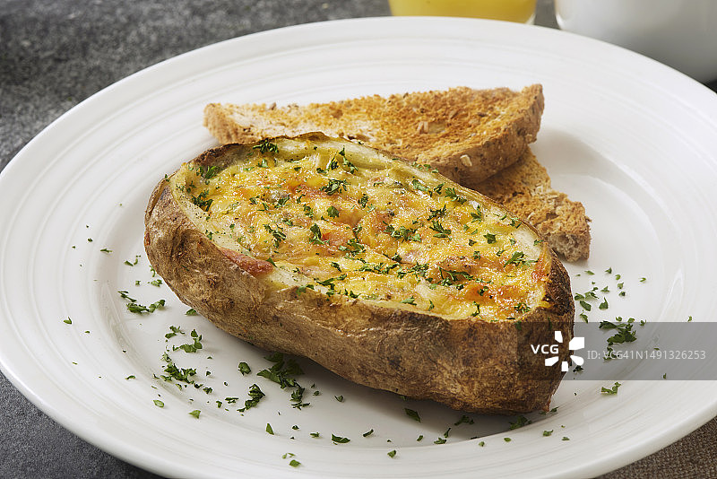 酿烤土豆鸡蛋船图片素材