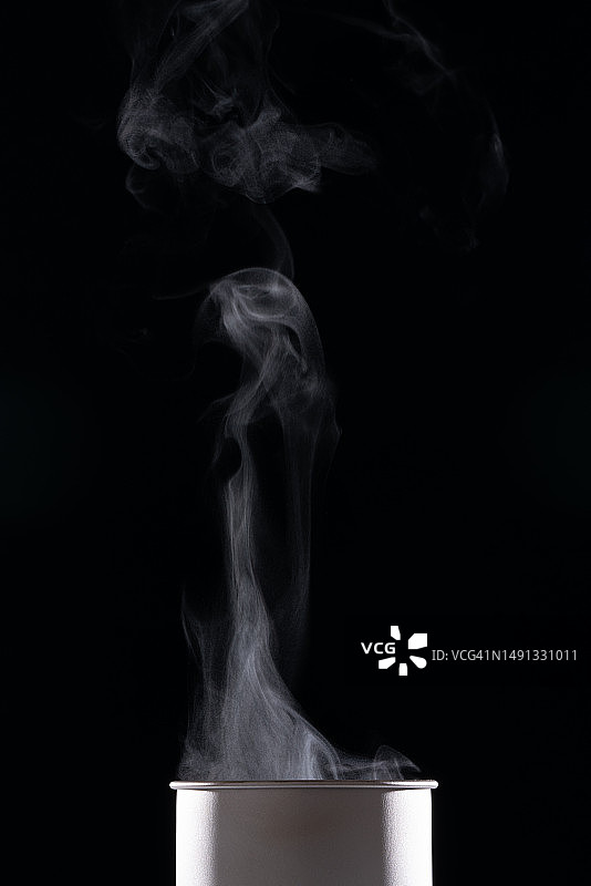 黑色背景上的热饮杯蒸汽图片素材