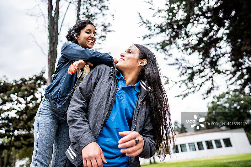 幸福的年轻夫妇在户外交谈图片素材