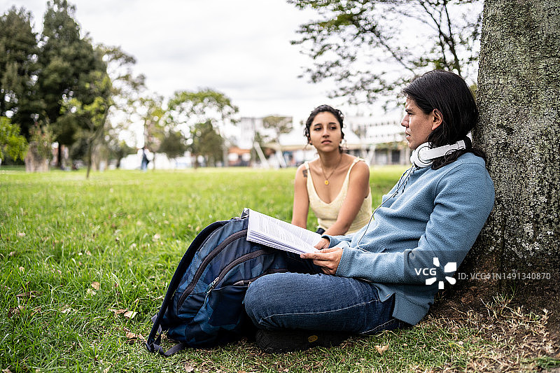 朋友们在大学校园里聊天图片素材
