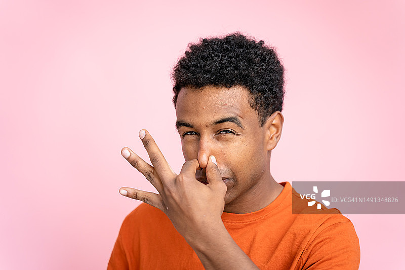 闻到异味的非裔美国青少年图片素材