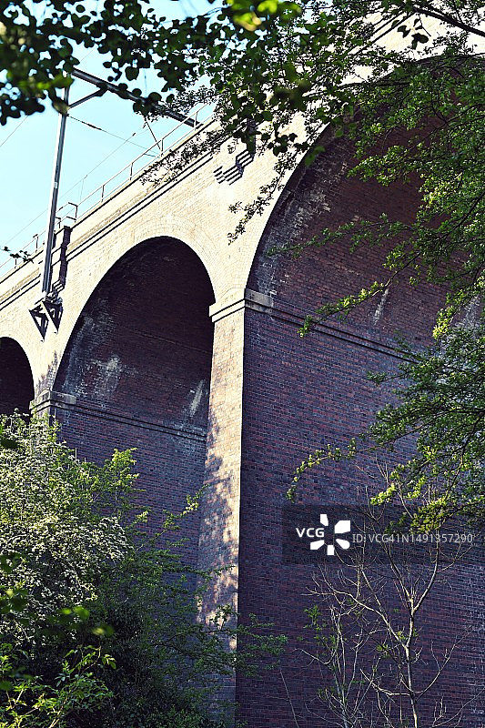 伦敦北部的大型砖砌铁路桥图片素材