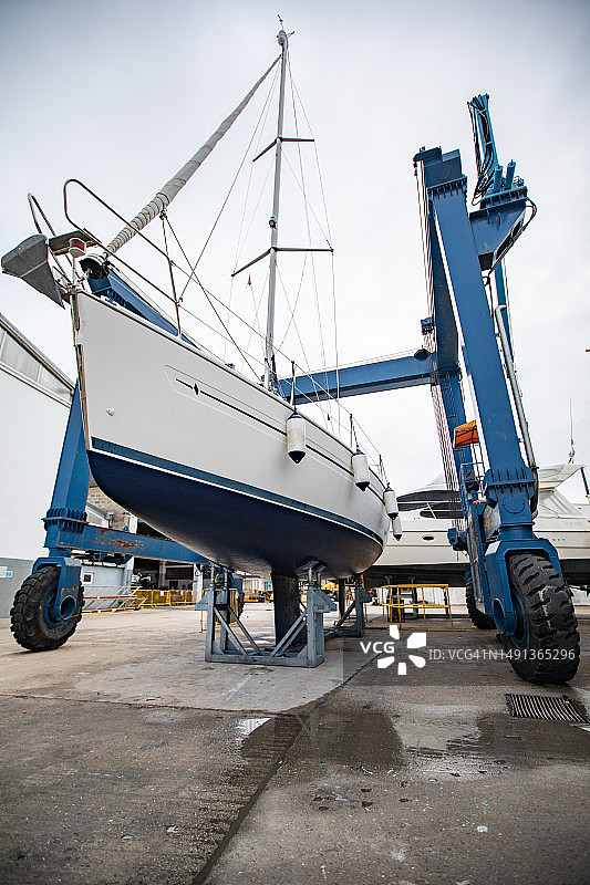 冬季陆地上用于存放帆船的船舶升降机图片素材