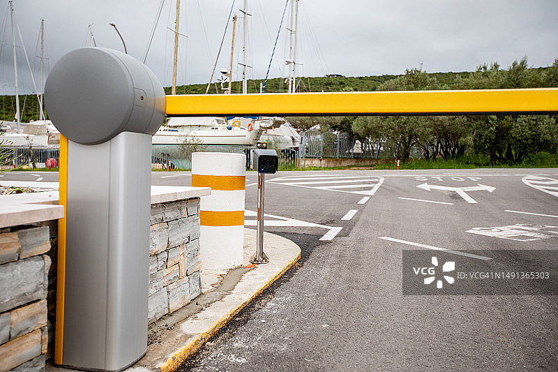 码头入口处的停车栏杆图片素材