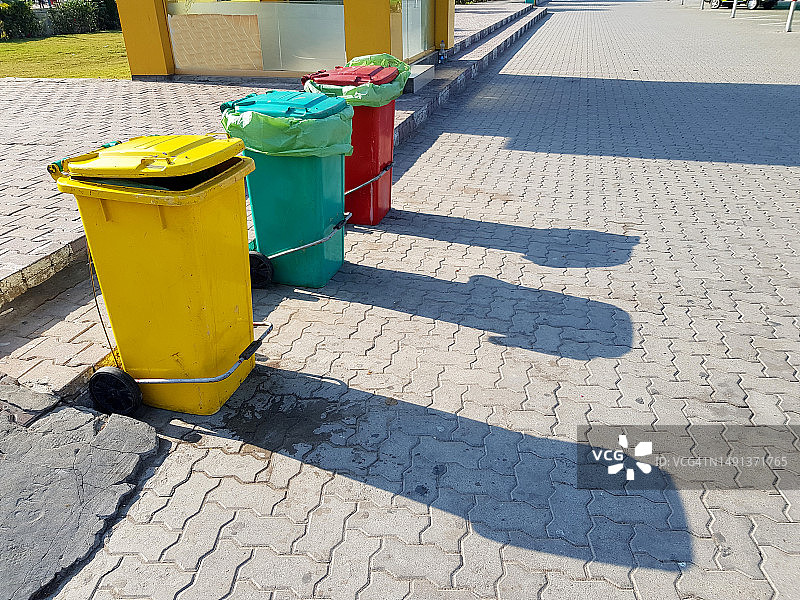 城市街道上的三个工业垃圾箱图片素材