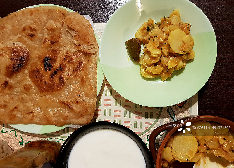 搭配咖喱土豆的油煎饼图片素材