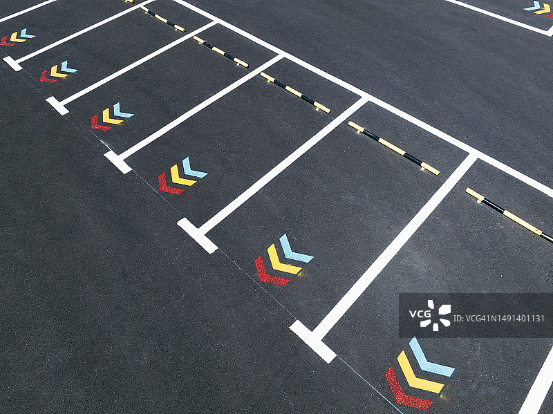 空荡荡的停车场图片素材