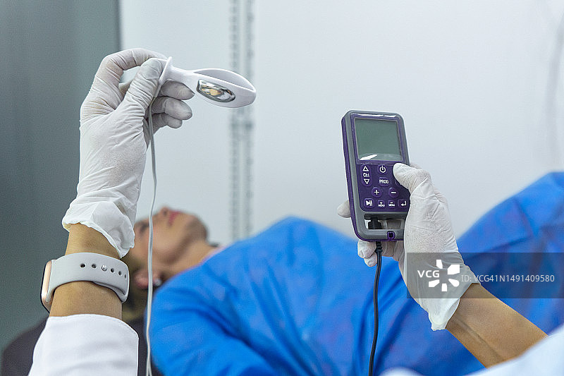 在诊所办公室检查病人手臂的拉丁裔女医生图片素材