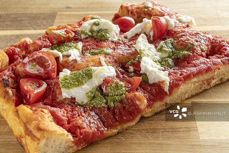 配有香蒜酱和马苏里拉奶酪的披萨切片图片素材
