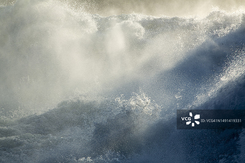 瀑布中波涛汹涌的湍急水流图片素材