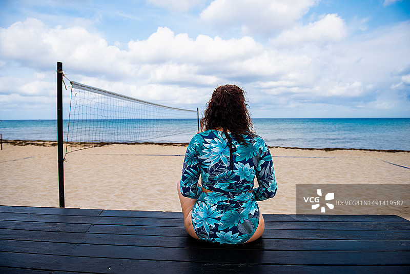 在假期里用笔记本电脑工作的女人图片素材