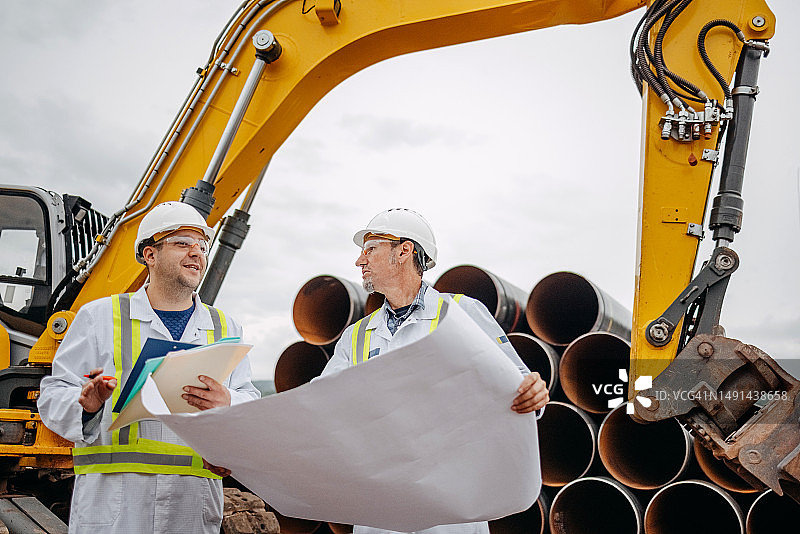工程师检查建筑工地图片素材