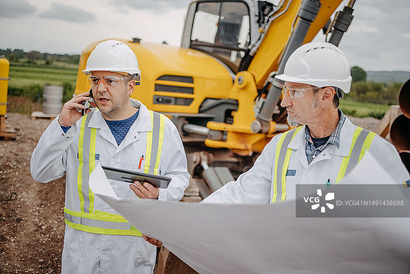 工程师检查建筑工地图片素材