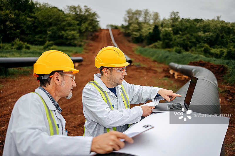 工程师检查建筑工地图片素材