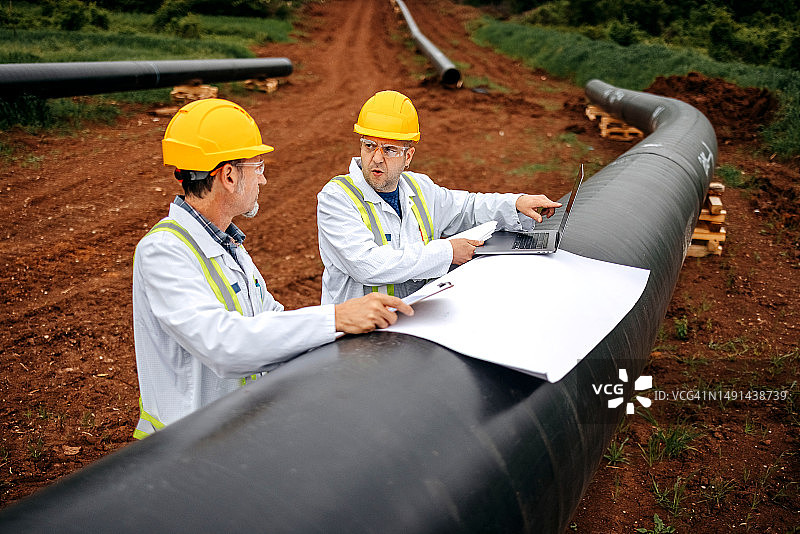 工程师检查建筑工地图片素材