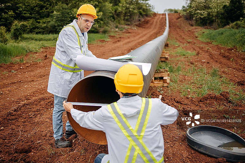 工程师检查建筑工地图片素材