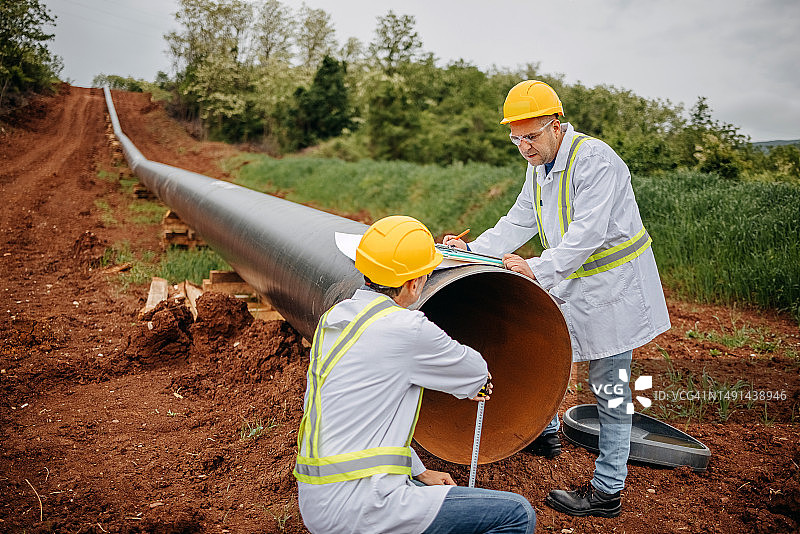 工程师检查建筑工地图片素材