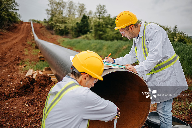 工程师检查建筑工地图片素材