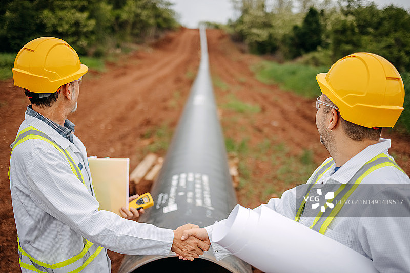 工程师检查建筑工地图片素材